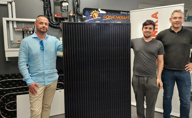 aktualno/Predaja-nagrade_Sonnenkraft_Termotehnika_MatejCvetek_Miha_TadejMrak_-1