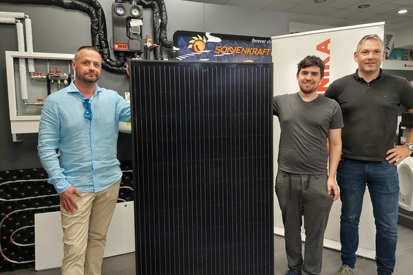 aktualno/Predaja-nagrade_Sonnenkraft_Termotehnika_MatejCvetek_Miha_TadejMrak_-1